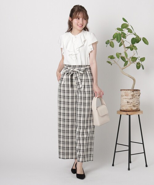 couture brooch(クチュールブローチ)の「◆【2WAYリボンで印象チェンジ!オフィスにもOK】リボンボウタイ フリルブラウス(シャツ/ブラウス・レディース・オフホワイト/サックスブルー/ブラック系・40/38/42/36)」の4枚目の写真