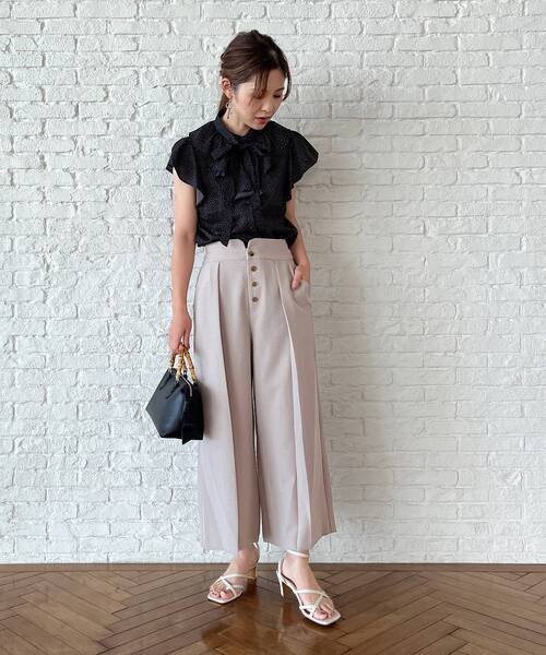 couture brooch(クチュールブローチ)の「◆【2WAYリボンで印象チェンジ!オフィスにもOK】リボンボウタイ フリルブラウス(シャツ/ブラウス・レディース・オフホワイト/サックスブルー/ブラック系・40/38/42/36)」の10枚目の写真