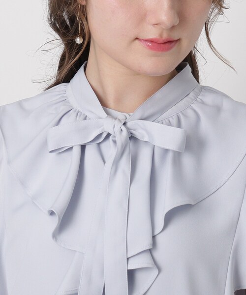 couture brooch(クチュールブローチ)の「◆【2WAYリボンで印象チェンジ!オフィスにもOK】リボンボウタイ フリルブラウス(シャツ/ブラウス・レディース・オフホワイト/サックスブルー/ブラック系・40/38/42/36)」の11枚目の写真