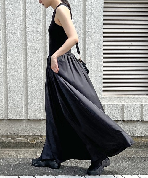 Jewelobe(ジュエローブ)の「異素材ドッキングノースリマキシワンピース(ワンピース・レディース・ブラック/オフホワイト・FREE)」の4枚目の写真