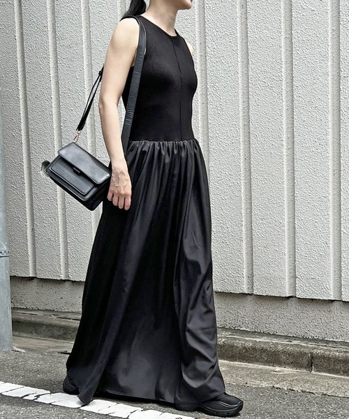 Jewelobe(ジュエローブ)の「異素材ドッキングノースリマキシワンピース(ワンピース・レディース・ブラック/オフホワイト・FREE)」の6枚目の写真