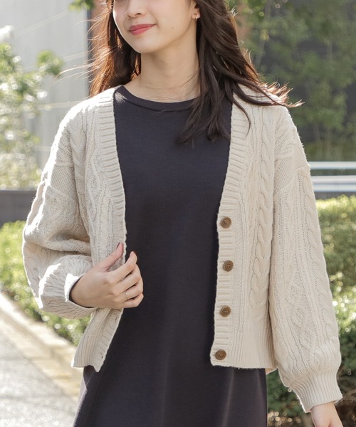 Honeys（ハニーズ）の「ケーブル編Ｖカーデ（カーディガン/ボレロ・レディース・ブラック/ベージュ/レッド/サックスブルー/ピンク/グリーン/アイボリー/モカ・S/M/L）」の4枚目の写真