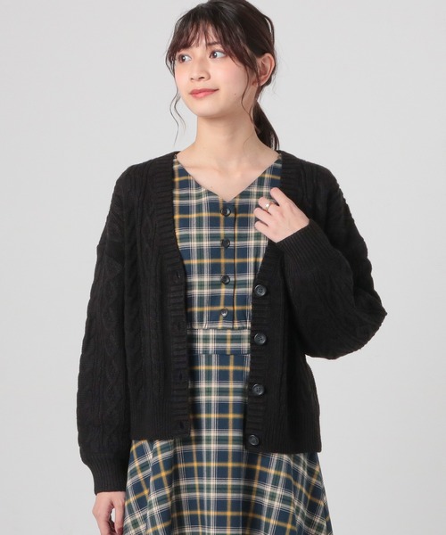 Honeys（ハニーズ）の「ケーブル編Ｖカーデ（カーディガン/ボレロ・レディース・ブラック/ベージュ/レッド/サックスブルー/ピンク/グリーン/アイボリー/モカ・S/M/L）」の3枚目の写真