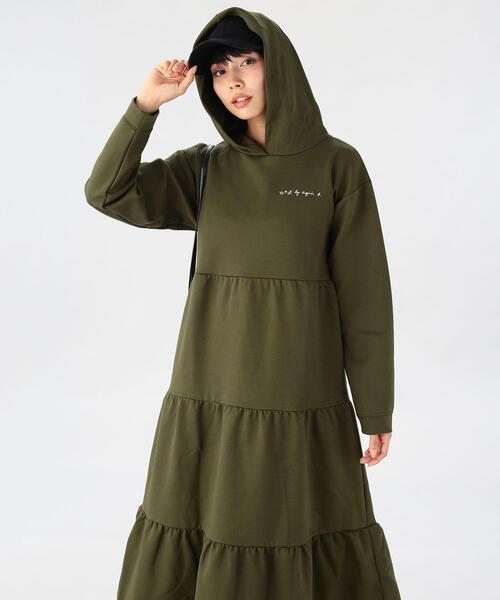 To b. by agnes b.（トゥービーバイアニエスベー）の「WEB限定 WT77 ROBE ティアードフーディーワンピース（ワンピース・レディース・カーキ・FREE）」の6枚目の写真