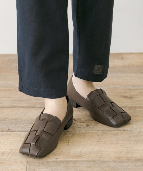 URBAN RESEARCH Sonny Label(アーバンリサーチサニーレーベル)の「グルカスクエアフラットパンプス(パンプス・レディース・ブラウン/ブラック・MEDIUM/LARGE/SMALL)」の2枚目の写真