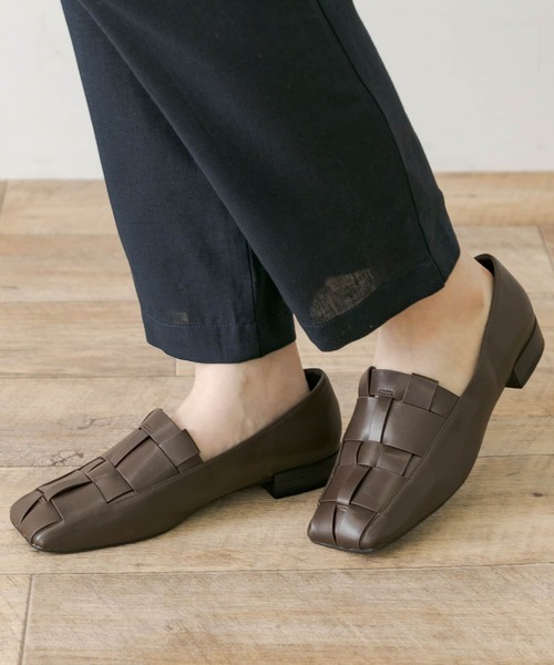 URBAN RESEARCH Sonny Label(アーバンリサーチサニーレーベル)の「グルカスクエアフラットパンプス(パンプス・レディース・ブラウン/ブラック・MEDIUM/LARGE/SMALL)」の4枚目の写真