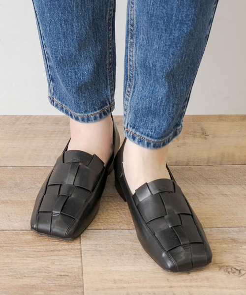 URBAN RESEARCH Sonny Label(アーバンリサーチサニーレーベル)の「グルカスクエアフラットパンプス(パンプス・レディース・ブラウン/ブラック・MEDIUM/LARGE/SMALL)」の12枚目の写真