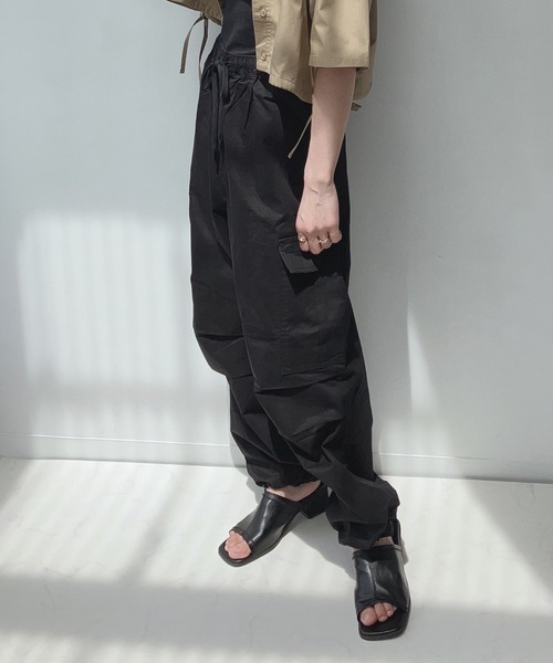 AS KNOW AS plus（アズノゥアズプラス）の「〇ゆるりカジュアル タック ミリタリーカーゴパンツ（カーゴパンツ・レディース・カーキ/サックスブルー/ブラック・FREE）」の6枚目の写真