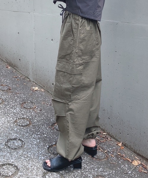 AS KNOW AS plus（アズノゥアズプラス）の「〇ゆるりカジュアル タック ミリタリーカーゴパンツ（カーゴパンツ・レディース・カーキ/サックスブルー/ブラック・FREE）」の10枚目の写真