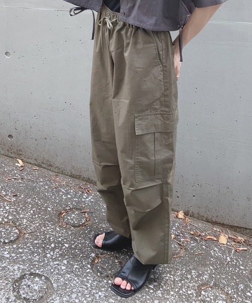AS KNOW AS plus（アズノゥアズプラス）の「〇ゆるりカジュアル タック ミリタリーカーゴパンツ（カーゴパンツ・レディース・カーキ/サックスブルー/ブラック・FREE）」の11枚目の写真