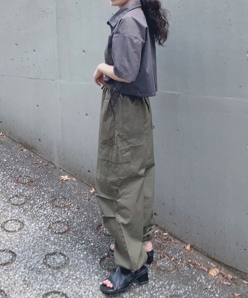AS KNOW AS plus（アズノゥアズプラス）の「〇ゆるりカジュアル タック ミリタリーカーゴパンツ（カーゴパンツ・レディース・カーキ/サックスブルー/ブラック・FREE）」の12枚目の写真