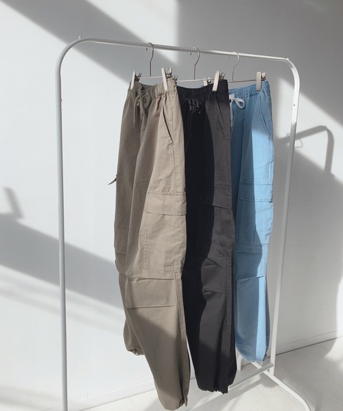AS KNOW AS plus（アズノゥアズプラス）の「〇ゆるりカジュアル タック ミリタリーカーゴパンツ（カーゴパンツ・レディース・カーキ/サックスブルー/ブラック・FREE）」の22枚目の写真