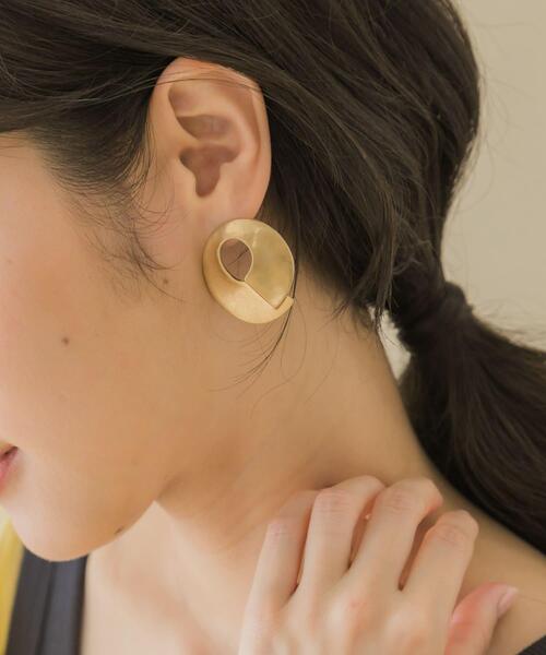 SMELLY（スメリー）の「ボリュームサークルピアス（ピアス（両耳用）・レディース・ゴールド/シルバー・-）」の2枚目の写真