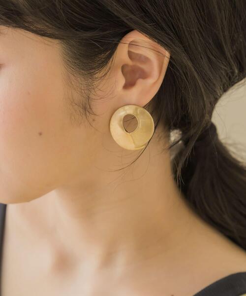 SMELLY（スメリー）の「ボリュームサークルピアス（ピアス（両耳用）・レディース・ゴールド/シルバー・-）」の3枚目の写真