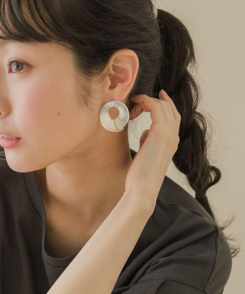 SMELLY（スメリー）の「ボリュームサークルピアス（ピアス（両耳用）・レディース・ゴールド/シルバー・-）」の11枚目の写真