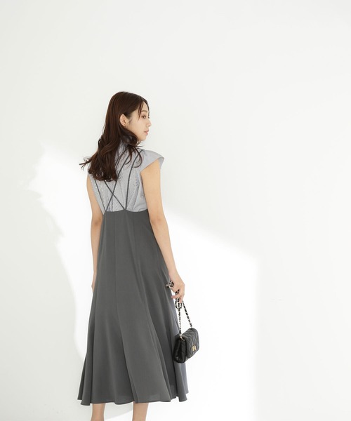 NATURAL BEAUTY BASIC（ナチュラルビューティーベーシック）の「Vネックキャミワンピース（ワンピース・レディース・チャコールグレー/ブラウン/ブラック・SMALL/MEDIUM）」の16枚目の写真