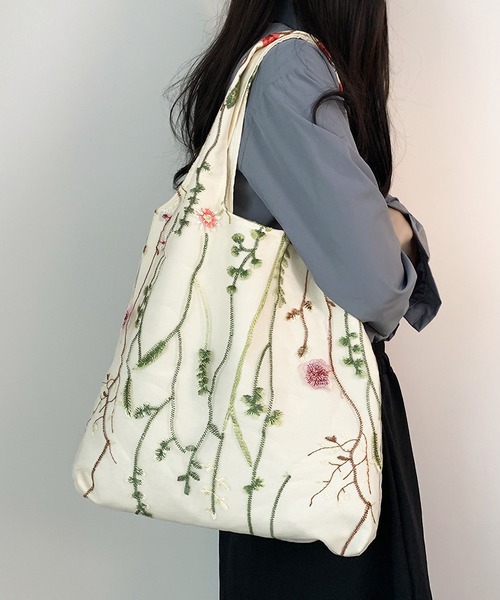 LA VORAGINE（ラ ヴォラジネ）の「刺繍レース布帛バッグ（トートバッグ・レディース・ブラック/グリーン/アイボリー・FREE）」の3枚目の写真