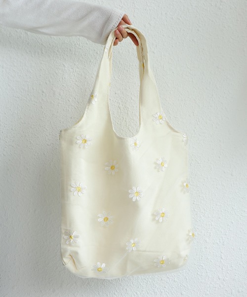 LA VORAGINE（ラ ヴォラジネ）の「刺繍レース布帛バッグ（トートバッグ・レディース・ブラック/グリーン/アイボリー・FREE）」の2枚目の写真