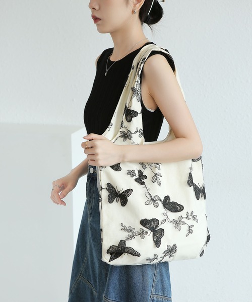 LA VORAGINE（ラ ヴォラジネ）の「刺繍レース布帛バッグ（トートバッグ・レディース・ブラック/グリーン/アイボリー・FREE）」の17枚目の写真