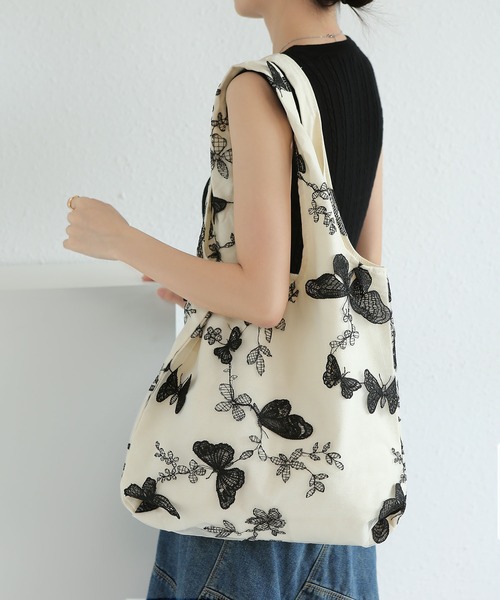 LA VORAGINE（ラ ヴォラジネ）の「刺繍レース布帛バッグ（トートバッグ・レディース・ブラック/グリーン/アイボリー・FREE）」の21枚目の写真