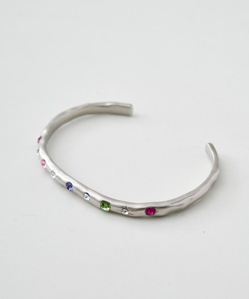 whim(ウィム)の「Stone Embed Bangle(バングル/リストバンド・レディース・シルバー/ゴールド・FREE)」の2枚目の写真
