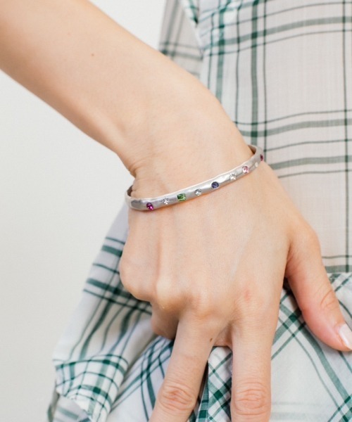 whim(ウィム)の「Stone Embed Bangle(バングル/リストバンド・レディース・シルバー/ゴールド・FREE)」の14枚目の写真