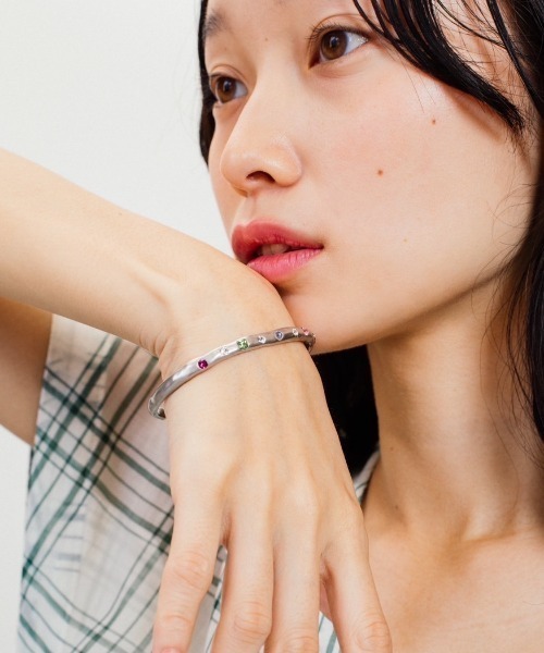 whim(ウィム)の「Stone Embed Bangle(バングル/リストバンド・レディース・シルバー/ゴールド・FREE)」の6枚目の写真