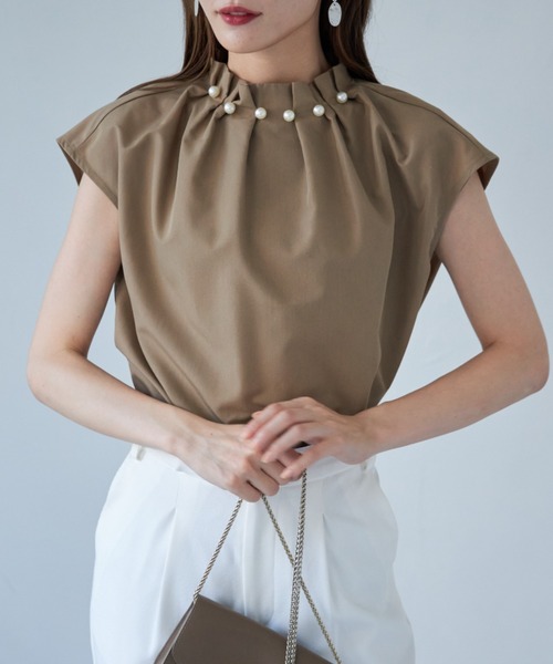 tocco closet（トッコ　クローゼット）の「後ろりぼん付きパール装飾タック入りハイネックブラウス（シャツ/ブラウス・レディース・オフホワイト/ベージュ/ブラック・M）」の3枚目の写真