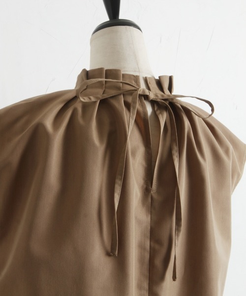 tocco closet（トッコ　クローゼット）の「後ろりぼん付きパール装飾タック入りハイネックブラウス（シャツ/ブラウス・レディース・オフホワイト/ベージュ/ブラック・M）」の9枚目の写真