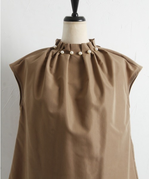 tocco closet（トッコ　クローゼット）の「後ろりぼん付きパール装飾タック入りハイネックブラウス（シャツ/ブラウス・レディース・オフホワイト/ベージュ/ブラック・M）」の10枚目の写真