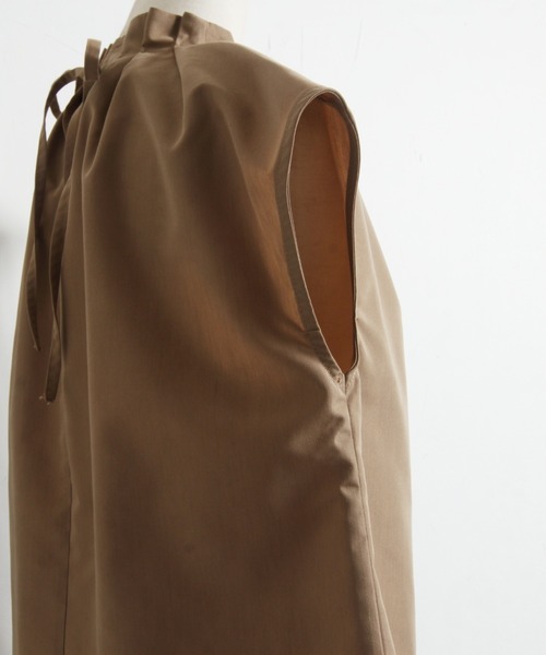 tocco closet（トッコ　クローゼット）の「後ろりぼん付きパール装飾タック入りハイネックブラウス（シャツ/ブラウス・レディース・オフホワイト/ベージュ/ブラック・M）」の13枚目の写真