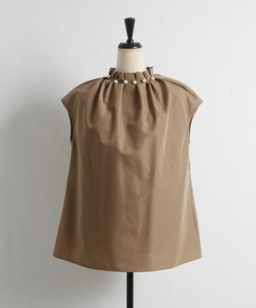 tocco closet（トッコ　クローゼット）の「後ろりぼん付きパール装飾タック入りハイネックブラウス（シャツ/ブラウス・レディース・オフホワイト/ベージュ/ブラック・M）」の6枚目の写真