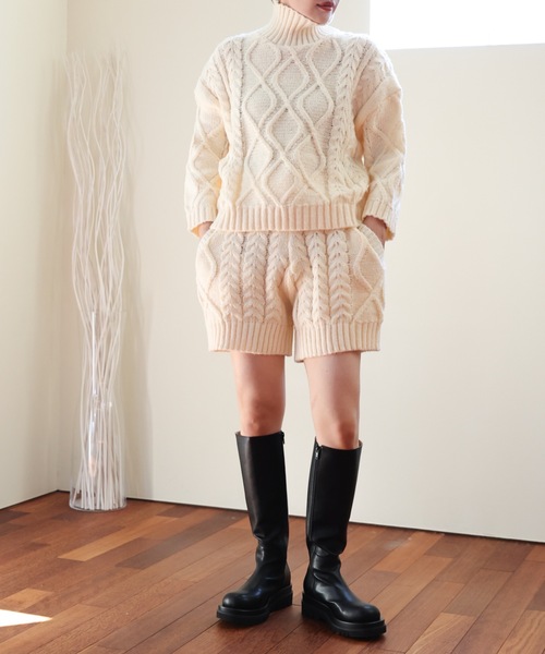 ULEULA（ウルア）の「ハイネックケーブルニット＋ケーブルショートパンツ（セットアップ・レディース・ブラック/アイボリー・FREE）」の4枚目の写真