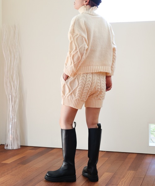 ULEULA（ウルア）の「ハイネックケーブルニット＋ケーブルショートパンツ（セットアップ・レディース・ブラック/アイボリー・FREE）」の7枚目の写真