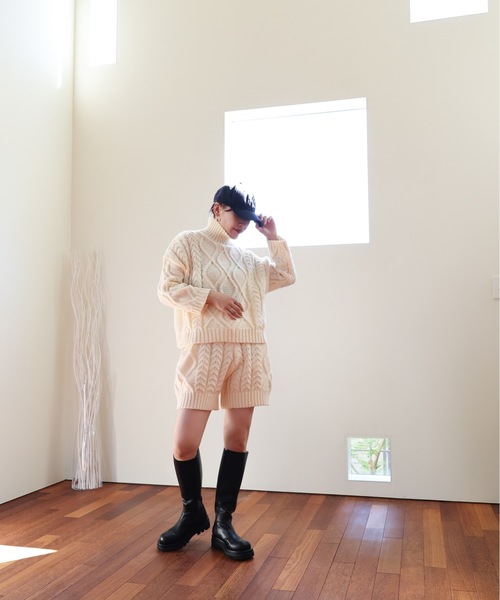 ULEULA（ウルア）の「ハイネックケーブルニット＋ケーブルショートパンツ（セットアップ・レディース・ブラック/アイボリー・FREE）」の11枚目の写真