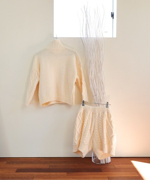 ULEULA（ウルア）の「ハイネックケーブルニット＋ケーブルショートパンツ（セットアップ・レディース・ブラック/アイボリー・FREE）」の21枚目の写真