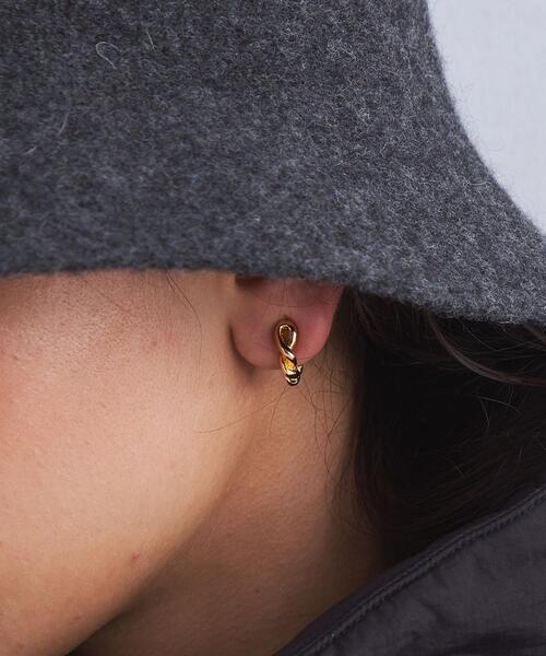 green label relaxing（グリーンレーベルリラクシング）の「ツイストライン フープ イヤリング（イヤリング・レディース・ゴールド/シルバー・FREE）」の10枚目の写真