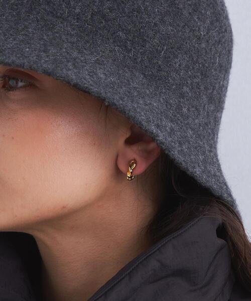 green label relaxing（グリーンレーベルリラクシング）の「ツイストライン フープ イヤリング（イヤリング・レディース・ゴールド/シルバー・FREE）」の11枚目の写真