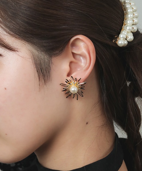 Kana（カナ）の「シャープ メタル フラワー ピアス パーティー 結婚式 お呼ばれ オケージョン（ピアス（両耳用）・レディース・ゴールド/シルバー・フリー）」の2枚目の写真