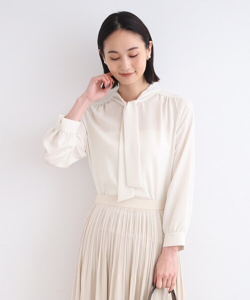 INDIVI（インディヴィ）の「◆【洗える／UVケア／トリアセテート混】ボウタイブラウス（シャツ/ブラウス・レディース・オフホワイト/ピンク/ネイビー/ナチュラル・03/19/15 /40/05/12/36/38/13）」の2枚目の写真