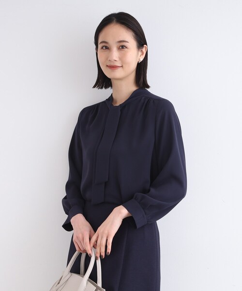 INDIVI（インディヴィ）の「◆【洗える／UVケア／トリアセテート混】ボウタイブラウス（シャツ/ブラウス・レディース・オフホワイト/ピンク/ネイビー/ナチュラル・03/19/15 /40/05/12/36/38/13）」の3枚目の写真