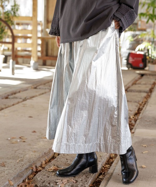 niko and...（ニコアンド）の「シャイニーフレアスカート（スカート・レディース・ライトベージュ/ライトグレー・FREE）」の2枚目の写真