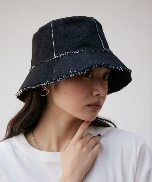 AZUL by moussy（アズールバイマウジー）の「フリンジデニムバケットハット（ハット・レディース・ブラック/ブルー・FREE）」の2枚目の写真
