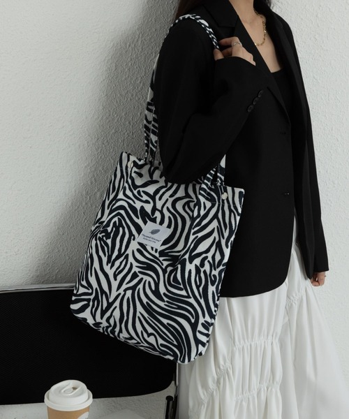 LA VORAGINE（ラ ヴォラジネ）の「大容量トートバッグ A4 コーデュロイ キャンバス ロゴ（トートバッグ・レディース・K/L/M/N/その他/その他6/B/G/I/R/Y/その他4/その他7/C/D/E/F/S/T/U/V/W/その他2/その他3/その他5/A/H/J/O/Q/X/Z/P/その他1・FREE）」の16枚目の写真