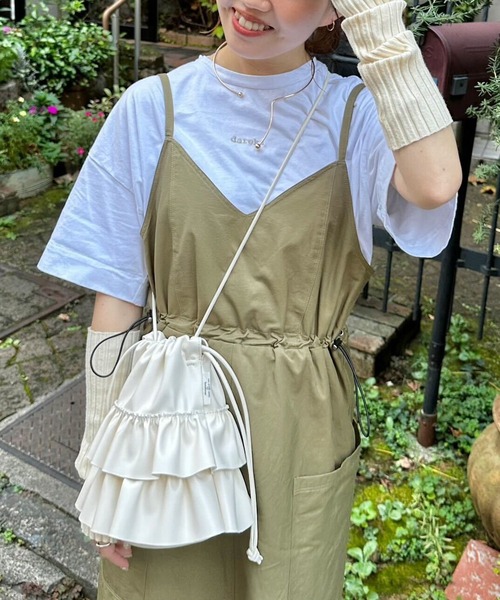 EFOLE(エフォル)の「【軽量/斜め掛け/500ml】インフルエンサーyukieさんコラボ フリル ドローストリング ショルダーバッグ(ショルダーバッグ・レディース・ブラック/オフホワイト/シルバー・FREE)」の7枚目の写真