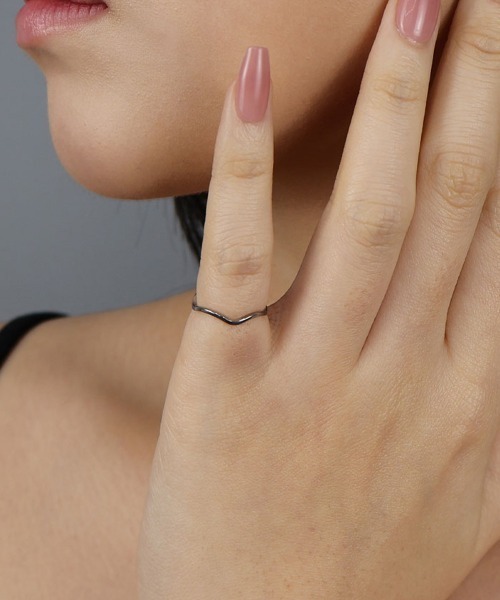 CEMONEMO（セモネモ）の「【金属アレルギー対応】ウェーブ ピンキーリング / ステンレス（リング・レディース・ピンクゴールド/ゴールド/シルバー・4号）」の2枚目の写真