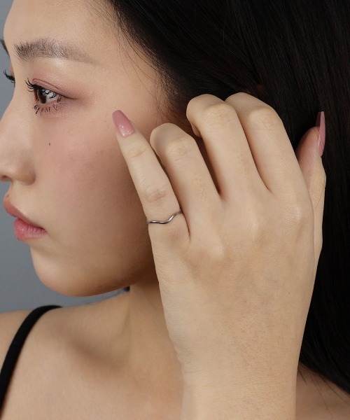 CEMONEMO（セモネモ）の「【金属アレルギー対応】ウェーブ ピンキーリング / ステンレス（リング・レディース・ピンクゴールド/ゴールド/シルバー・4号）」の12枚目の写真