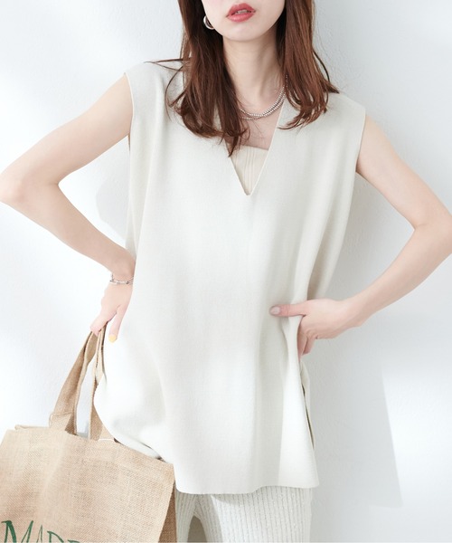 natural couture（ナチュラルクチュール）の「Vネックベスト（ベスト・レディース・オフホワイト/カーキ/ブルー/スミクロ・FREE）」の2枚目の写真