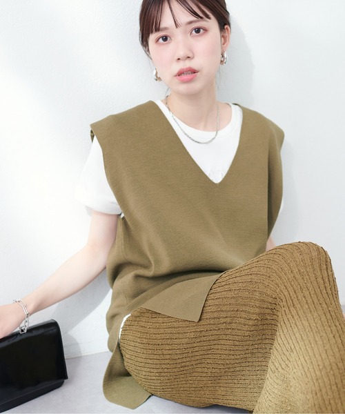 natural couture（ナチュラルクチュール）の「Vネックベスト（ベスト・レディース・オフホワイト/カーキ/ブルー/スミクロ・FREE）」の3枚目の写真