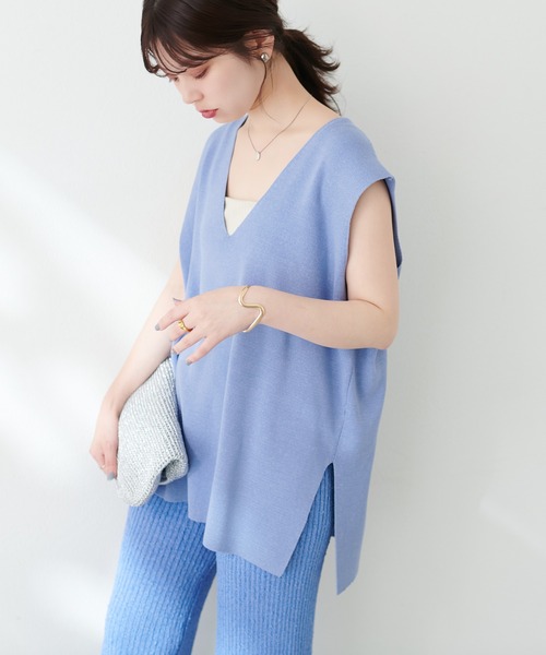 natural couture（ナチュラルクチュール）の「Vネックベスト（ベスト・レディース・オフホワイト/カーキ/ブルー/スミクロ・FREE）」の4枚目の写真